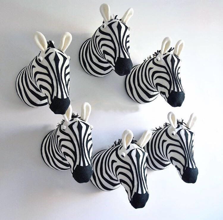 Eine 3D-Cartoon-Tierkopf-Wanddekoration mit einem schwarz-weißen gestreiften Zebrakopf aus Stoff zur dekorativen Wandanzeige.