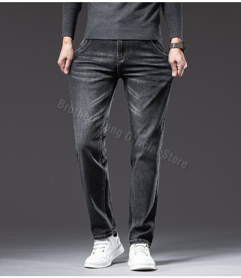 Jeans en denim stretch pour hommes, coupe regular fit, en denim foncé, avec une coupe slim et des détails de délavage subtil.