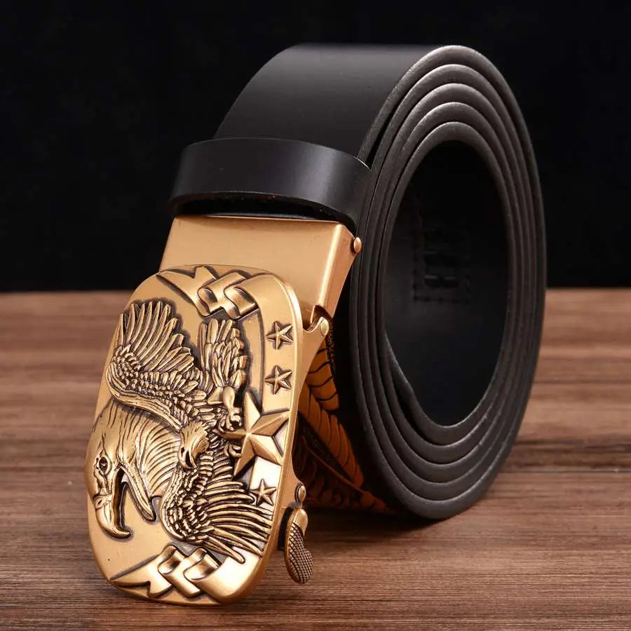 Ceinture à cliquet en cuir pour homme avec une boucle d’aigle à tonalité or, avec des motifs d’étoiles détaillés et une lanière en cuir noir.