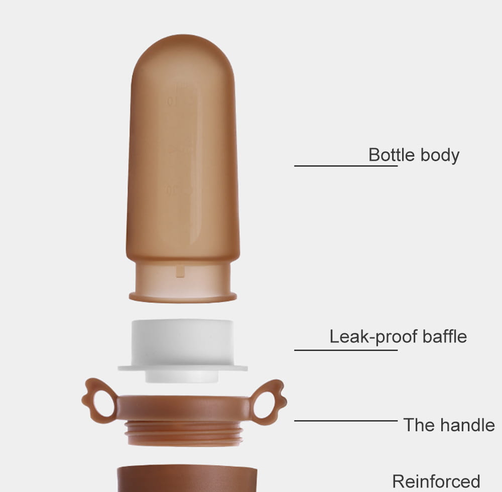 Beigefarbene Silikon-Babysqueeze-Feedingflasche mit weißem auslaufsicherem Prallblech und braunem Griff, ausgelegt für einfaches Füttern und die Verwendung des Löffelspenders.