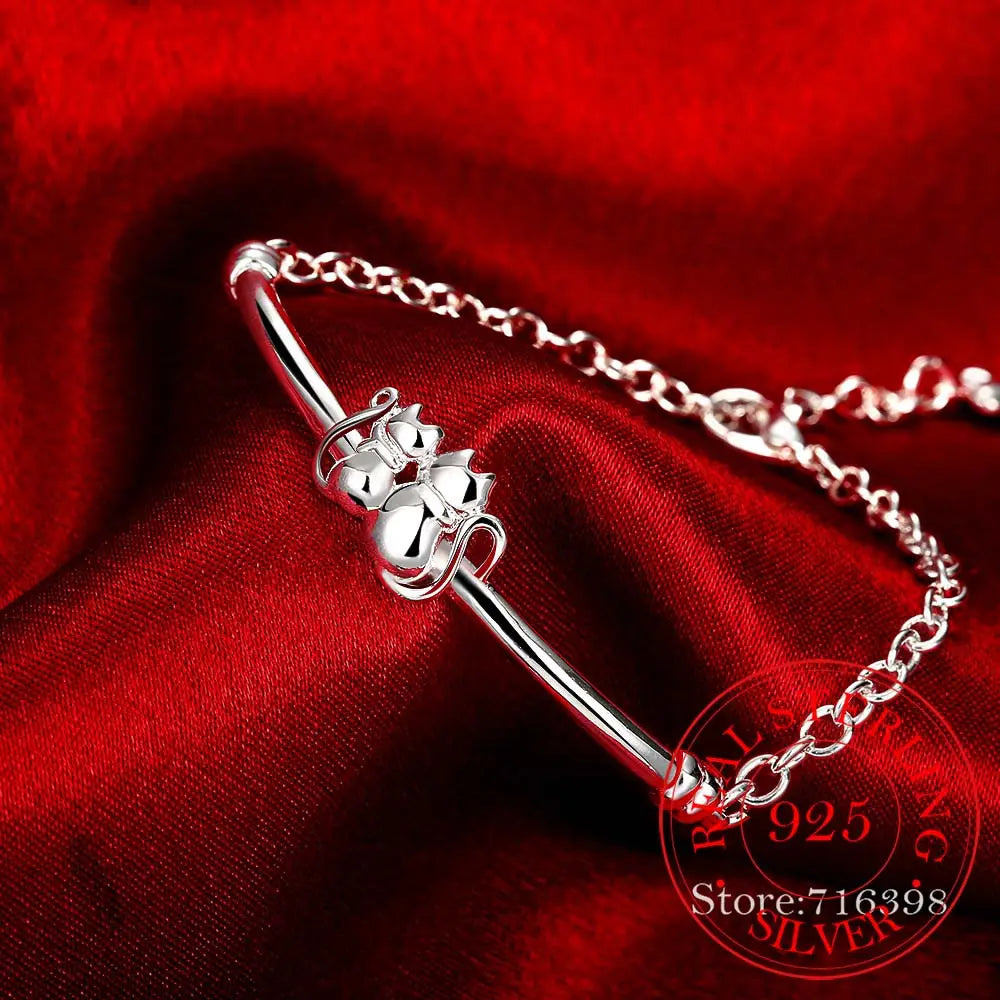 Bracelet en argent sterling avec pendentif couple de chats, présentant un charm en forme de chat délicat et une chaîne réglable réalisée en argent sterling 925.