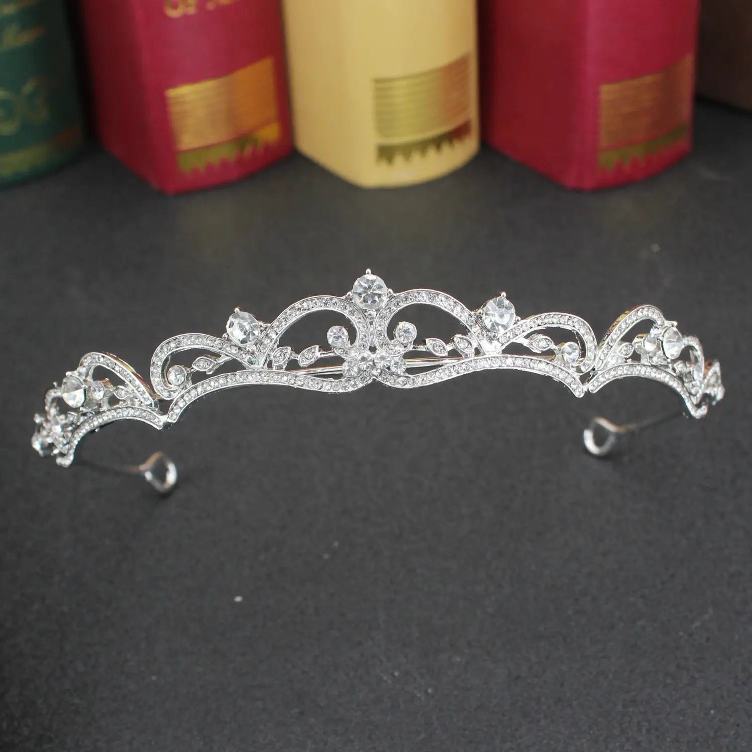 Una tiara de novia de cristal plateado brillante con diseños florales intrincados y cristales transparentes para una diadema de boda.