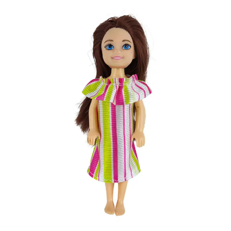 Eine Puppe mit langem braunem Haar und blauen Augen, die ein leuchtend pink-grün-weiß gestreiftes Kleid mit Rüschen an den Schultern aus dem Puppenkleidungs-Set mit 6-teiligen Modebekleidungszubehörteilen trägt.
