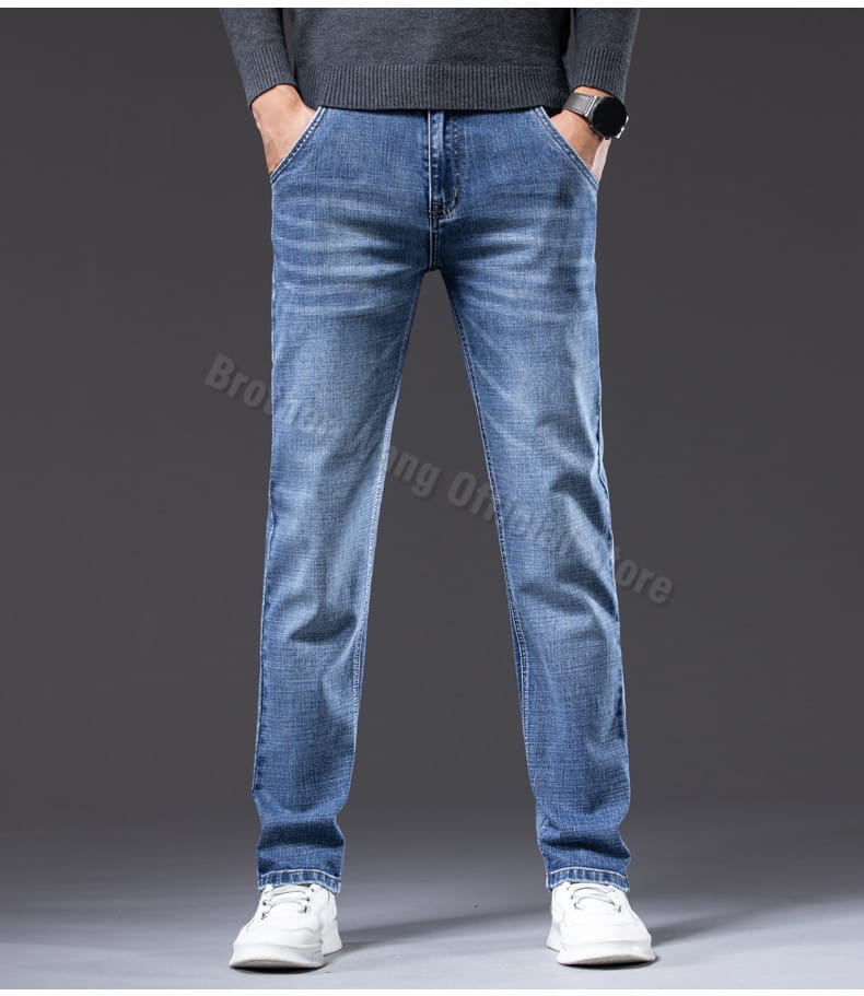 Jeans en denim stretch pour hommes, coupe regular fit, en bleu, avec une coupe droit et un délavage subtil, fabriqués dans un denim stretch.