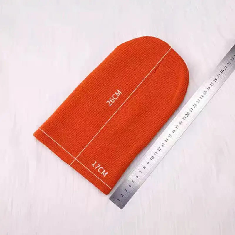 Serviette texturée orange avec surpiqûres blanches et mesures imprimées affichées à côté d’un bonnet en tricot à revers, modèle assorti, chapeau d’hiver décontracté unisexe, mettant en avant les options de service client et d’expédition China Post.