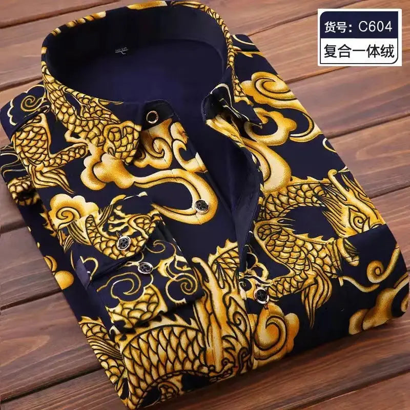 Chemise décontractée pour homme à coupe ajustée, manches longues, en bleu marine, avec un motif de dragon doré et de nuages complexe sur l’ensemble du tissu.