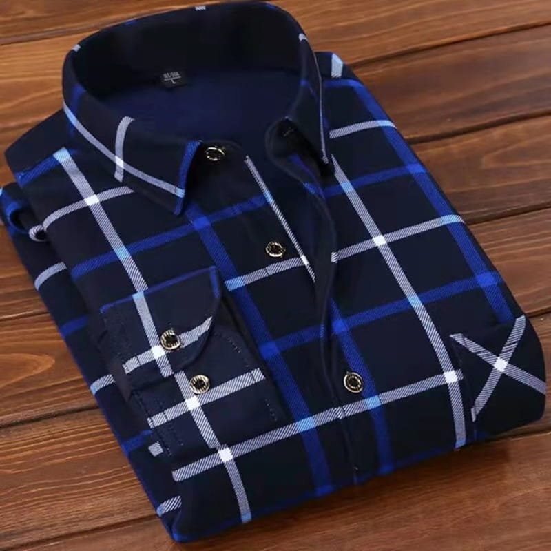 Chemise décontractée pour homme à coupe ajustée, manches longues, en bleu marine et blanc à carreaux, avec un col classique, des boutons ton or et une poche poitrine.
