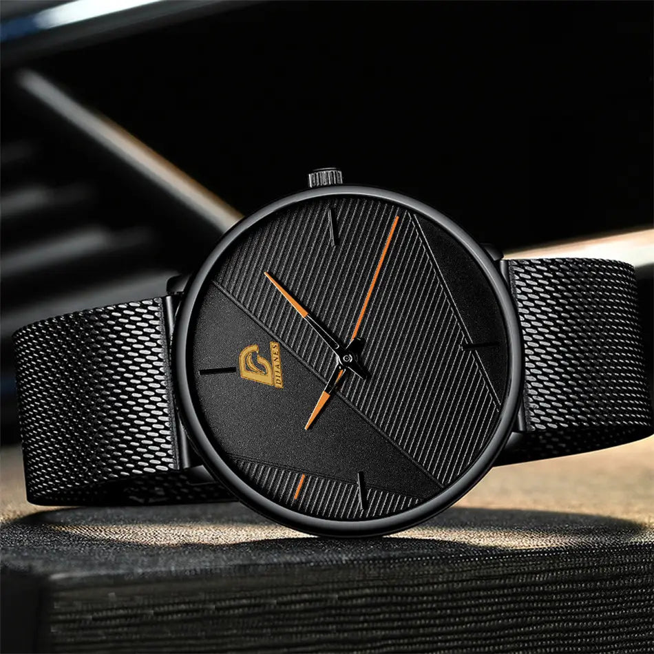 Minimalistische schwarze Quarzarmbanduhr für Herren mit einem eleganten, minimalistischen Design mit Zeigern und Stundenmarkierungen in goldener Tönung auf einem strukturierten Zifferblatt.