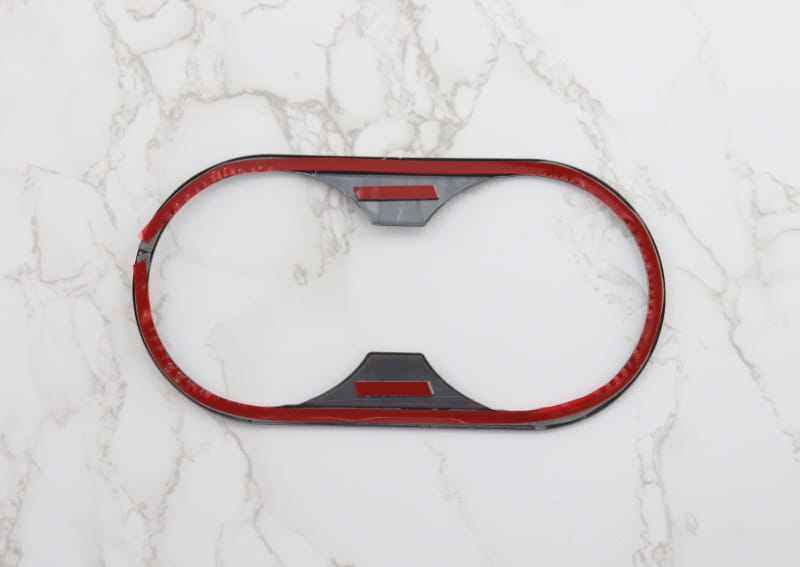 Audi A4 B9 A5 Schalthebel-Wandhalterung mit Becherhalter-Einfassung mit rotem und schwarzem hochglänzendem Finish, ausgelegt, um um zwei Becherhalter herum zu passen.