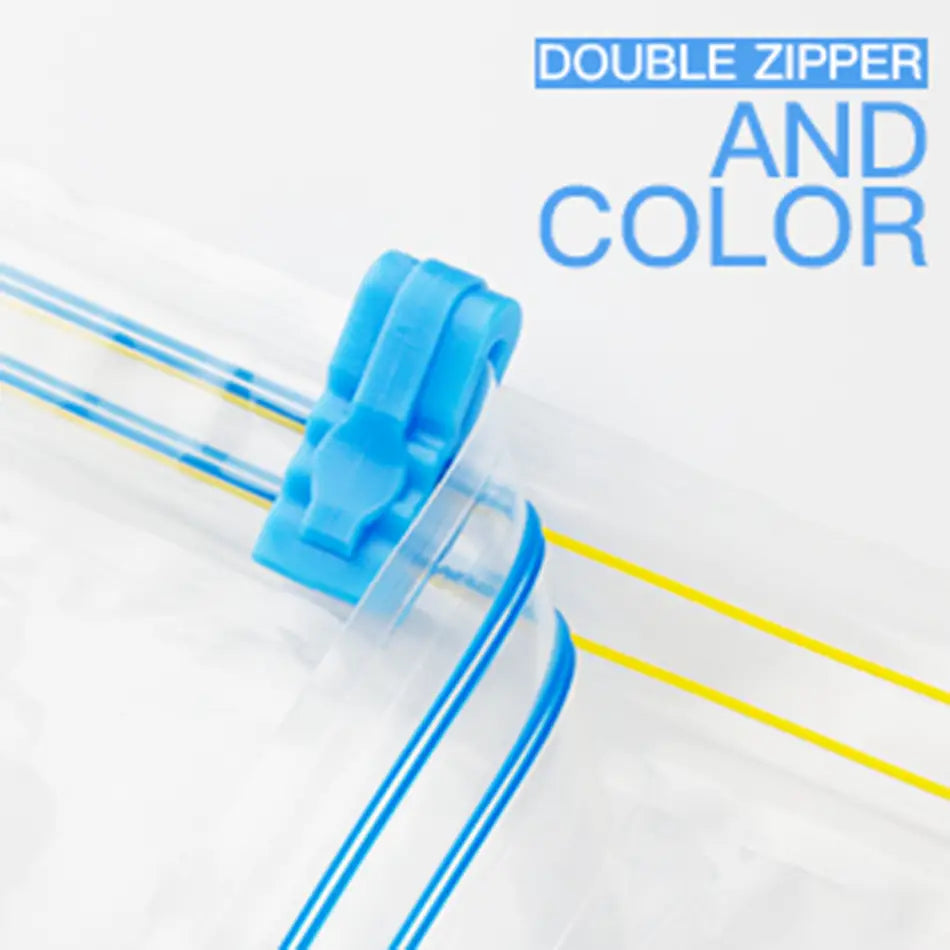 Poignée de zip en plastique bleu sur un sac de stockage sous vide transparent, avec rails de zip bleu et jaune pour une utilisation en sac de compression avec pompe manuelle, sacs de rangement pour la literie et les vêtements.