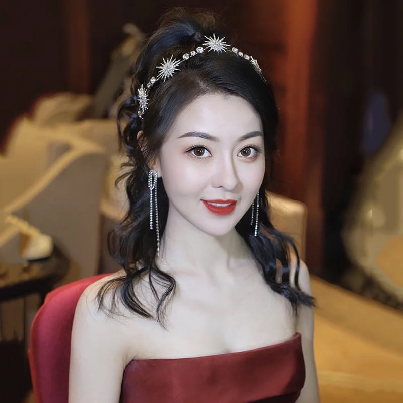 きらめくシルバーの星形バースト型ブライダルティアラ・カチューシャ。結婚式用にラインストーンで装飾されています。