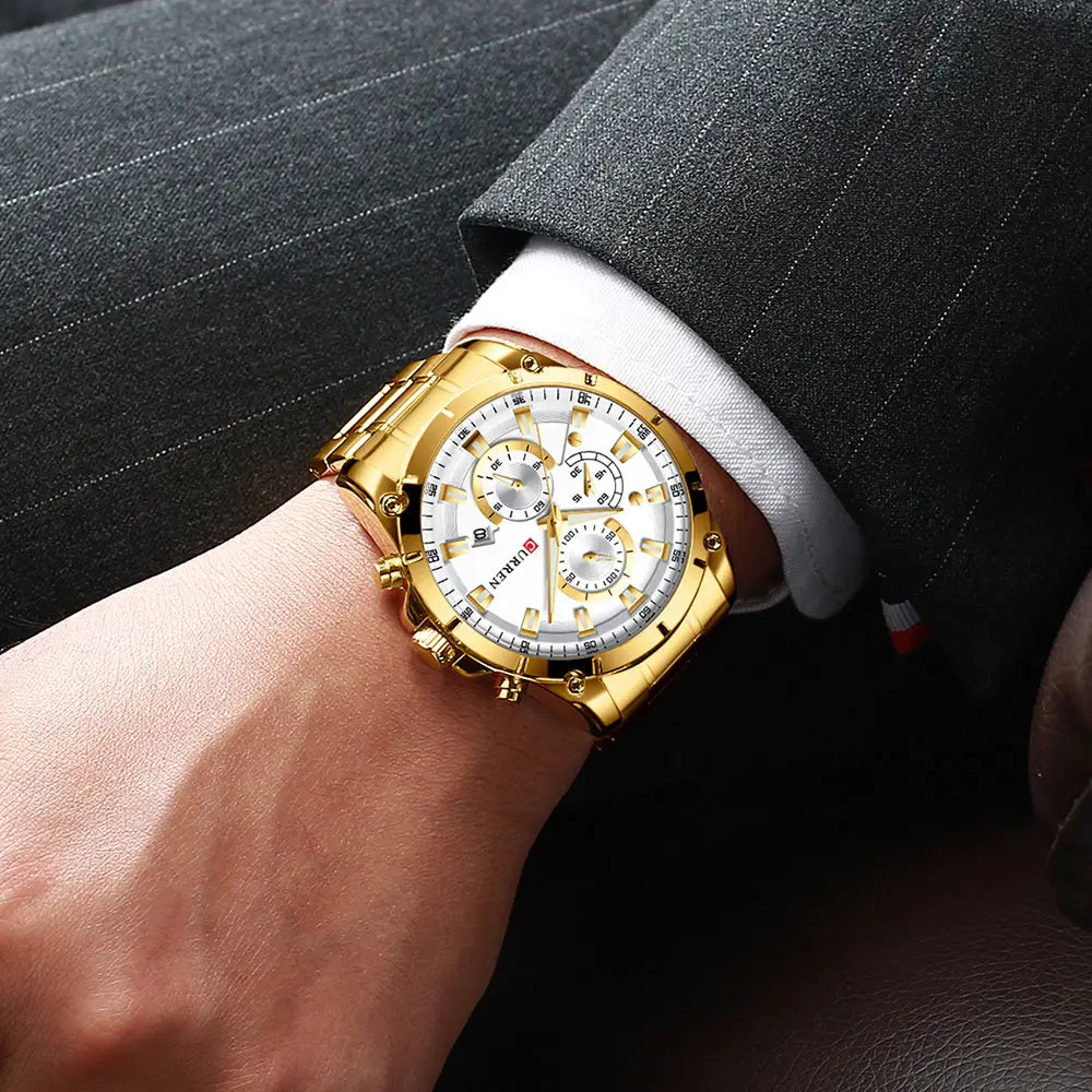 Chronographenuhr von Curren mit weißem Zifferblatt, drei Hilfszifferblättern und polierten Edelstahl-Metallgliedern am Armband.