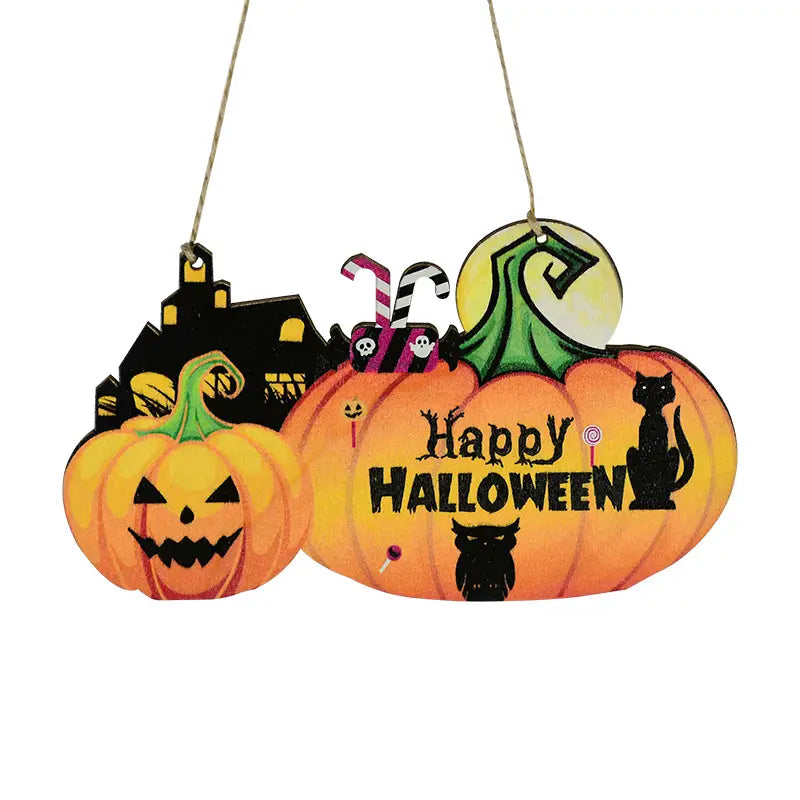 Halloween-Holz-Hänge-Schild Kürbis-Türdekoration mit geschnitzten orangefarbenen Kürbissen, einem Spukhaus, Süßigkeitenrohren sowie schwarzen Silhouetten von Katzen und Eulen in einem festlichen Design.