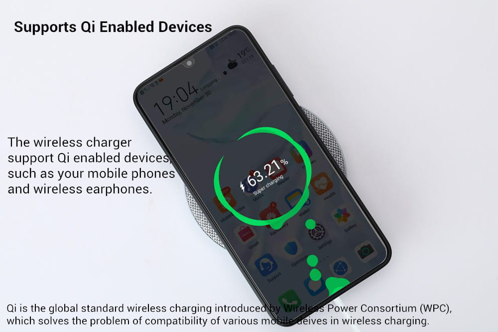 Huawei ワイヤレス充電器（最大27W）のワイヤレス充電パッド上に置かれ、緑色の円形アニメーションとともにバッテリー残量63.21%を表示するブラックのスマートフォンが、急速充電（スーパーチャージ）能力を示しています。