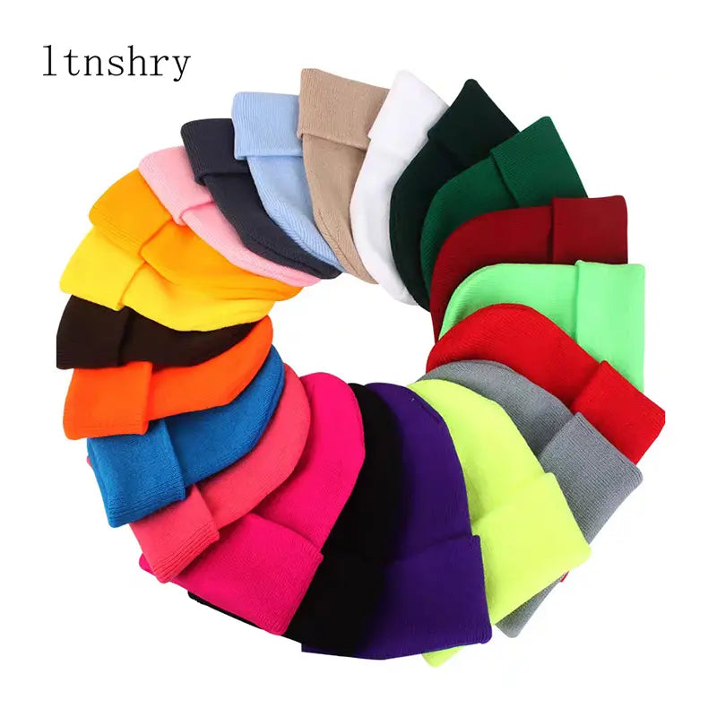 Un éventail dynamique de bonnets en tricot à revers unis, de couleur jaune, rose, bleu, vert et noir, fabriqués à partir d’un tissu chaud, pour une tenue d’hiver décontractée unisexe, avec un service client fiable et des options d’expédition via China Post.