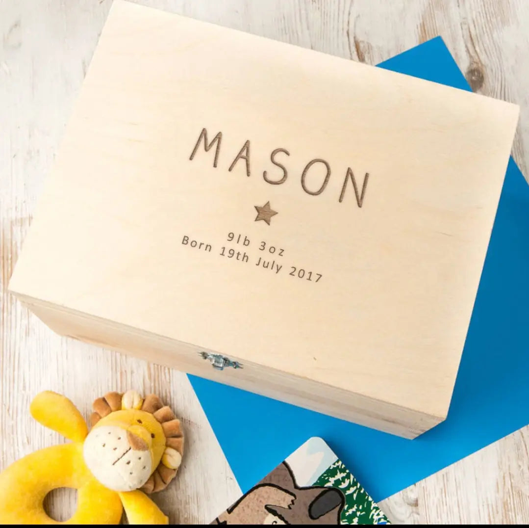 淡色の木製の個別に名入れした洗礼記念品保管箱。名「Mason」と出生に関する詳細が刻印されています。