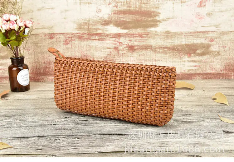 Un sac bandoulière en cuir véritable tressé beige clair, doté d’une tirette de fermeture éclair assortie et conçu comme embrasse en peau de vache en couches pour sacs à main en cuir tressé.
