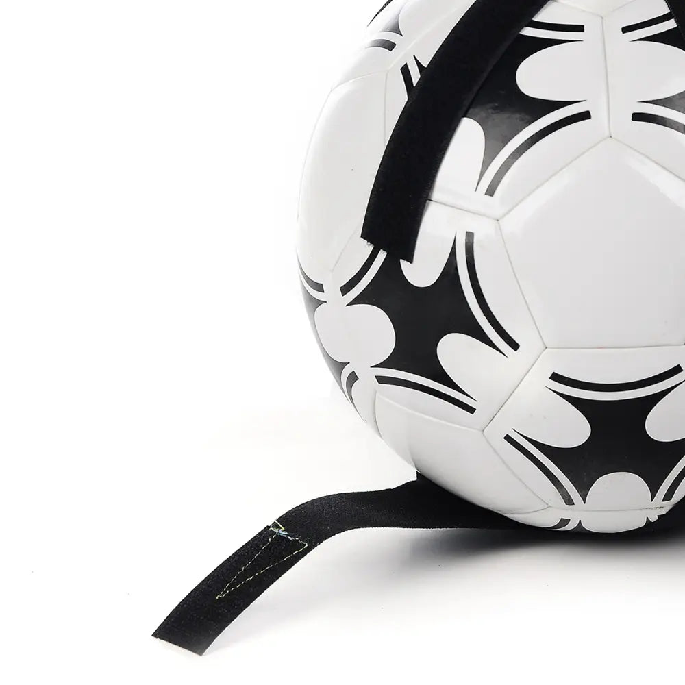 Weißer Fußball mit schwarzen floralen Mustern, der mit einem schwarzen Riemen am Solo-Fußballtrainer-Gürtel für Torschüsse zur Förderung der Geschicklichkeit befestigt ist.