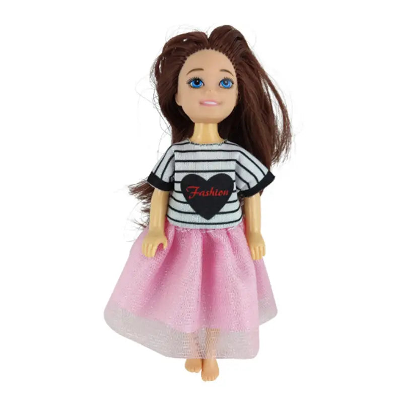eine Puppe, die ein schwarz-weiß gestreiftes Oberteil mit einem herzförmigen Fashion-Patch und einem rosa Tüllrock trägt, als Teil eines Puppenkleidungs-Set mit 6-teiligen Modebekleidungszubehörteilen
