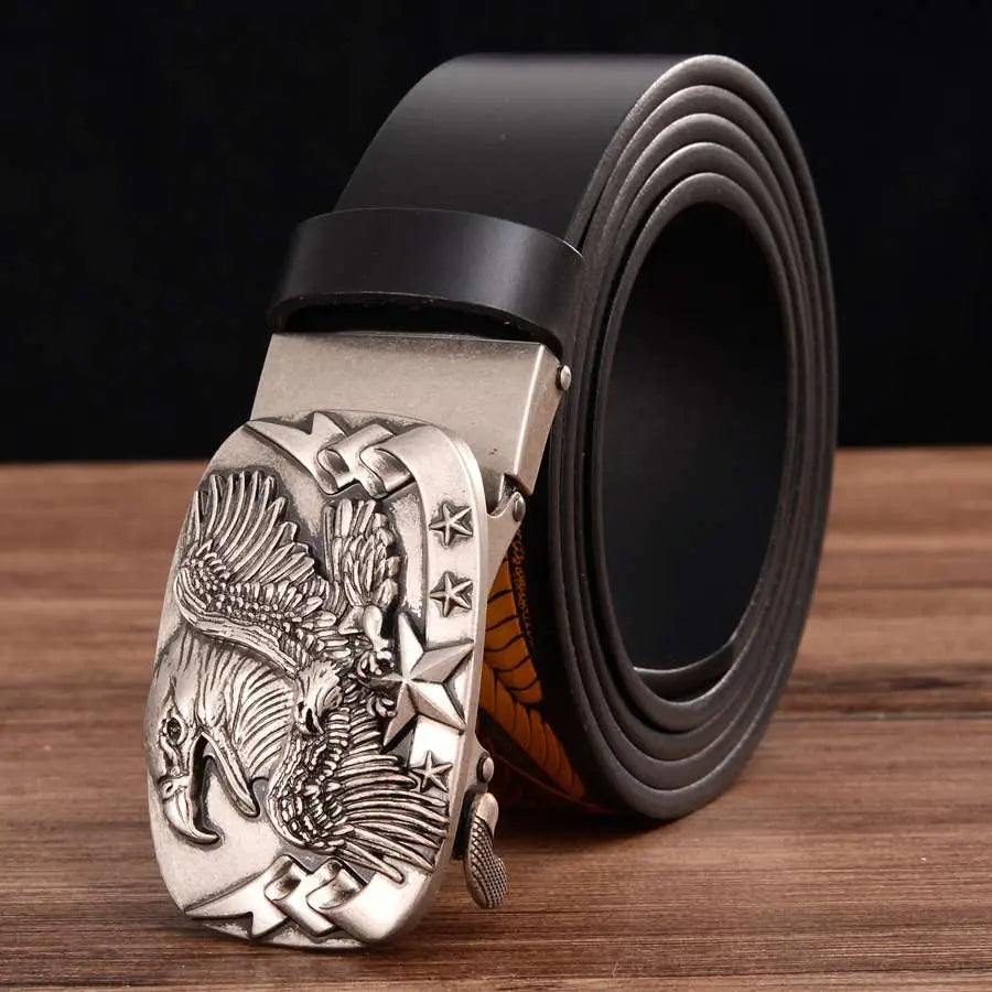 Ceinture à cliquet en cuir pour homme avec boucle d’aigle argentée et accents d’étoiles, avec lanière en cuir noir.