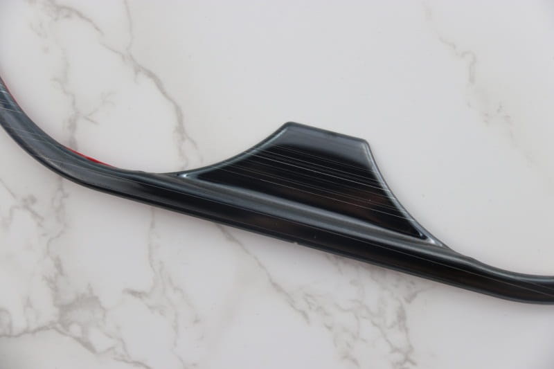 Einfassung für Audi A4 B9 A5 Schalthebel-Wandhalter mit Becherhalter aus schwarzem Carbonfaser-Material, mit glänzender Oberfläche und subtiler linearer Textur.