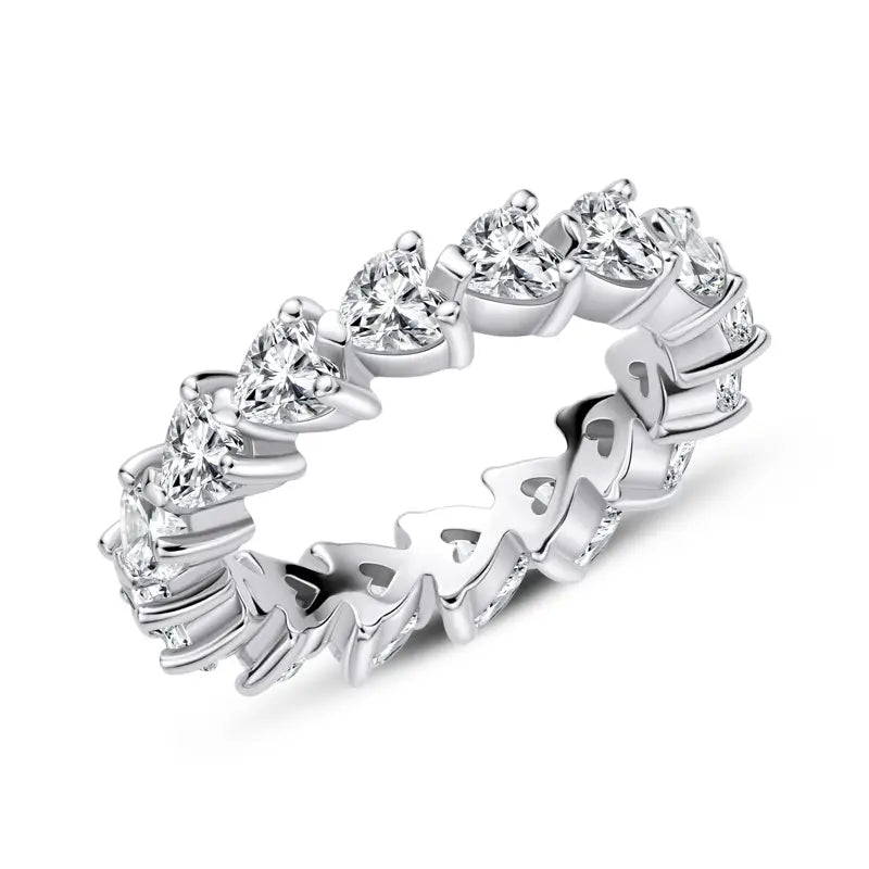 Une élégante bague d’éternité cœur en argent sterling, dotée d’une rangée continue de pierres précieuses claires étincelantes, taillées en forme de cœur et en coupes rondes, dans un motif d’emboîtement élégant.