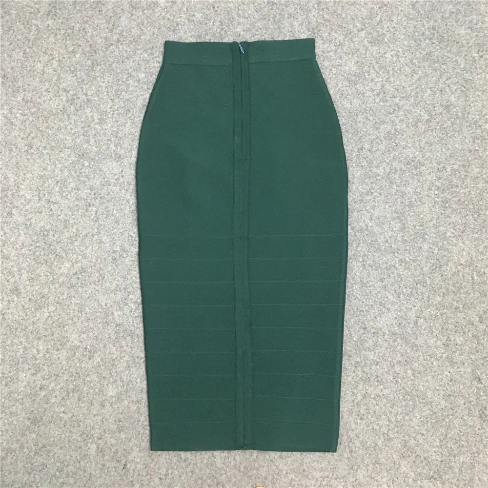 Une jupe midi crayon bandeau pour femme vert foncé au style épuré, à taille haute, avec une fermeture éclair centrale et des détails de couture horizontale.