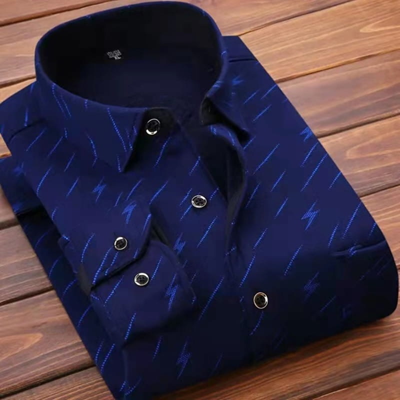Chemise décontractée pour homme à coupe ajustée, manches longues, en bleu marine, avec un motif d’éclair bleu plus clair discret et un col ainsi que des poignets intérieurs noirs.