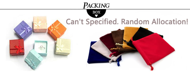 Una colección de coloridas bolsas de tela y cajas de regalo cuadradas dispuestas junto a un conjunto de anillo de pareja de argollas de boda de oro de 18 quilates y 4 mm.