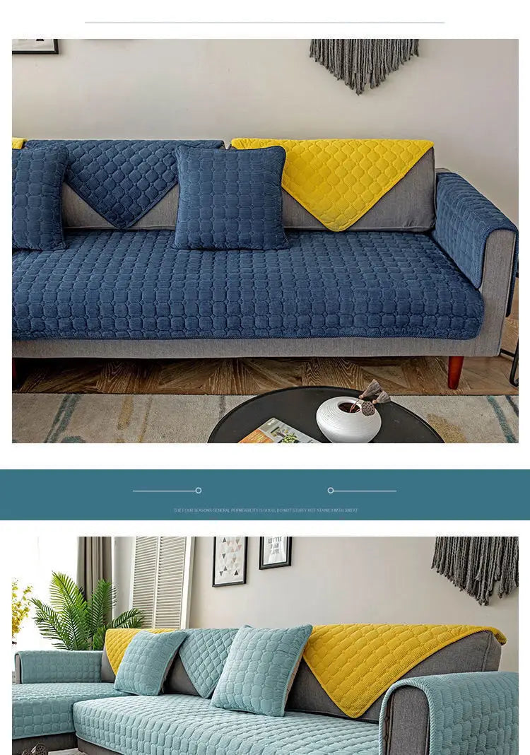 Housse de canapé d’angle antidérapante en velours côtelé matelassé bleu avec triangle d’accent jaune et coussins assortis.