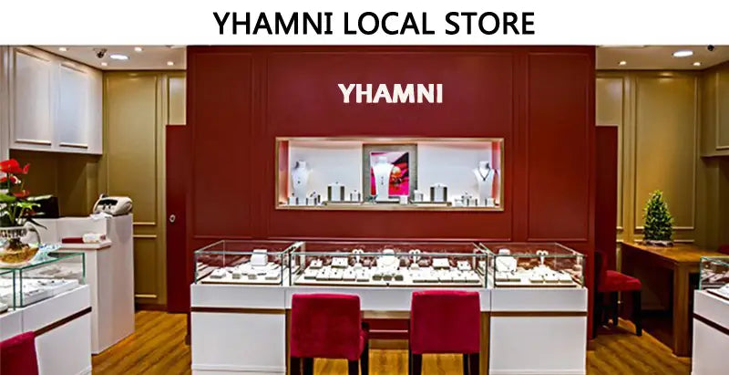 Las elegantes tiendas locales de yhamni presentan características de pared rojas con una vitrina moderna y elegante, mostrando un anillo de pareja de argollas de boda de oro de 18 quilates y 4 mm en plata.