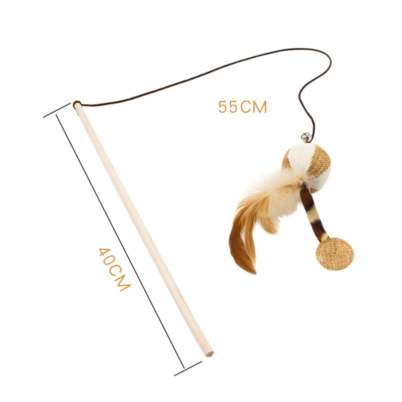 Juguete interactivo para gatos tipo caña con palo de madera, que incluye una varilla de madera de 40 cm con una cuerda negra adherida a un juguete decorativo para gato hecho con tela blanca y dorada, plumas marrones y un disco dorado con textura para atraer y entretener a los gatos.