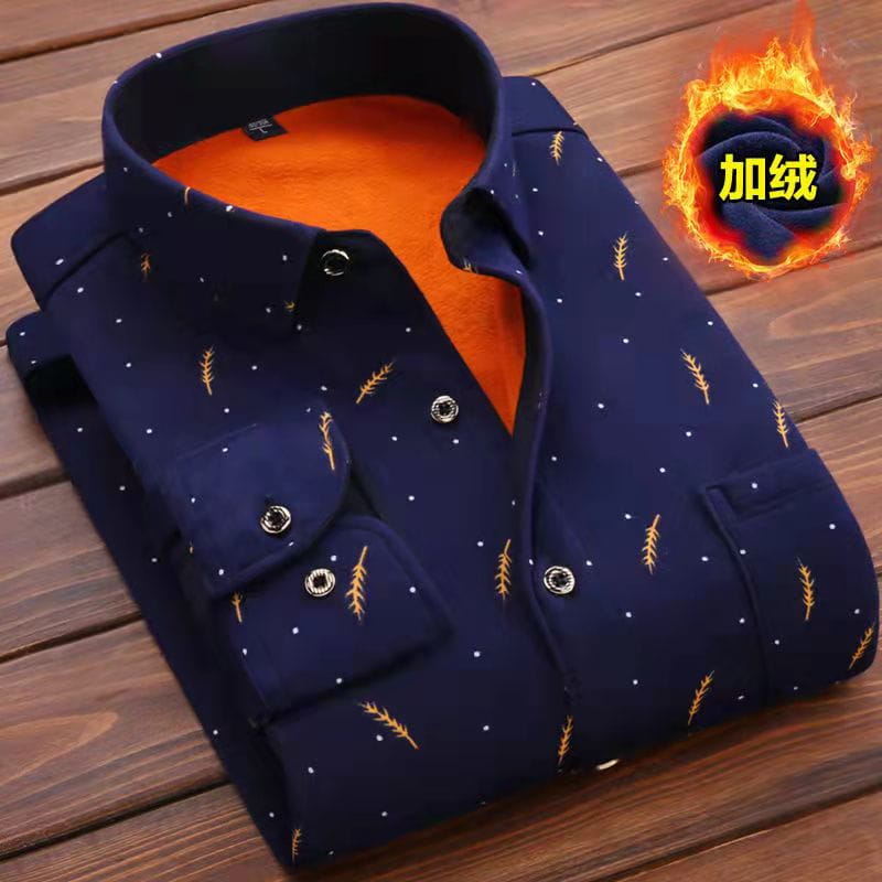 Chemise décontractée pour homme à coupe ajustée, manches longues, en bleu marine, avec un motif de tige de blé dorée et de points blancs, et une doublure intérieure orange duveteuse pour plus de chaleur.