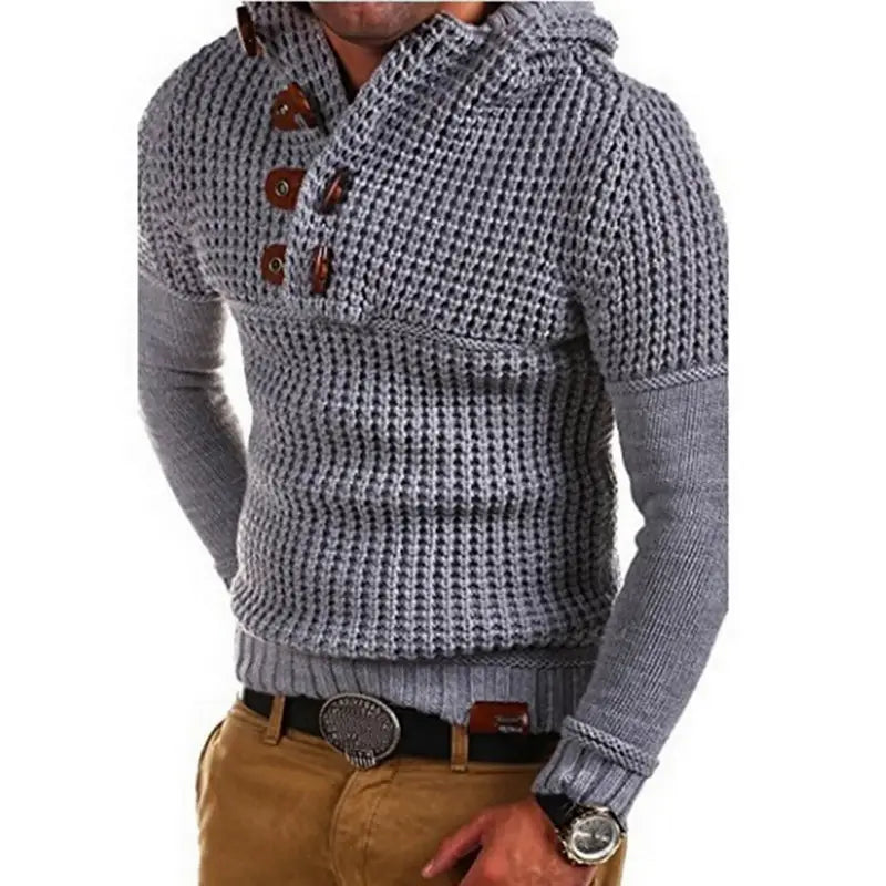 Herren-Waffelstrick-Kapuzenpullover in Grau mit einer grauen Strickkapuze mit strukturiertem Muster und braunen Ledernknöpfen.