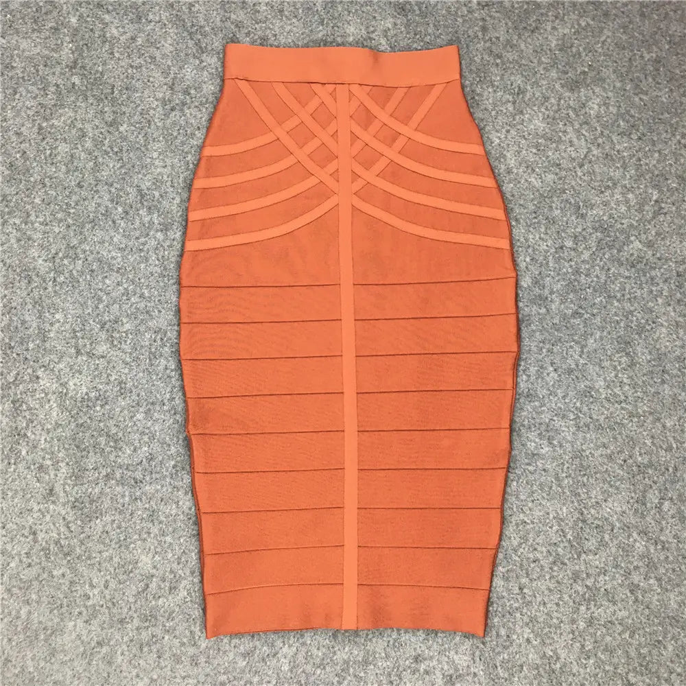Une jupe midi bandeau pour femme orange éclatant, avec un design crayon taille haute, comprenant un matériau côtelé structuré et des plis horizontaux pour une silhouette flatteuse.