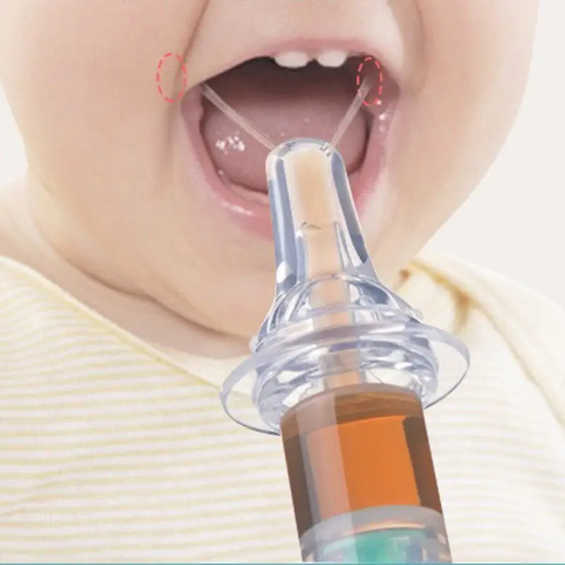 Klarer Kunststoff-Säuglingsmedikamentendosierer-Spritzen-Dosierpipette mit transparenter Düse und orangefarbenem Flüssigkeitsbehälter, der für die orale Saugapplikation vorgesehen ist.