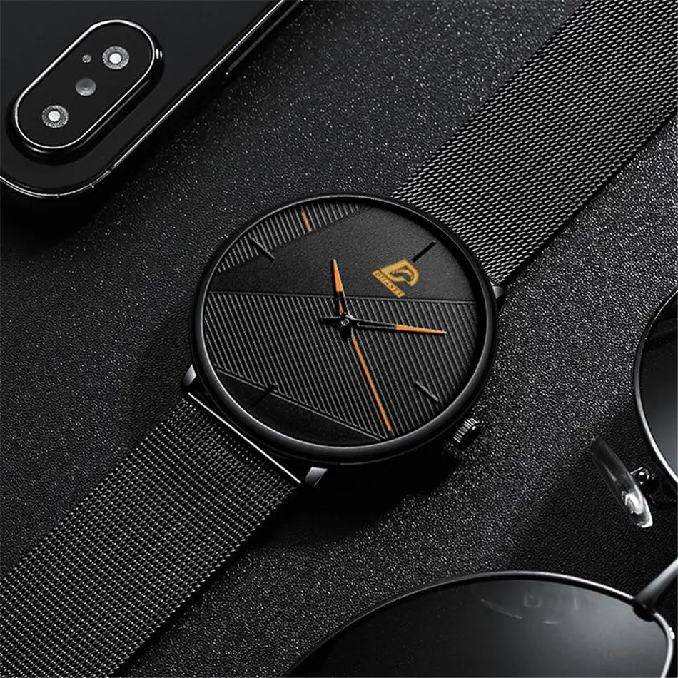 Minimalistische schwarze Quarzarmbanduhr für Herren mit einem eleganten schwarzen Zifferblatt mit subtilen diagonalen Rillen sowie orangefarbenen Stunden-, Minuten- und Sekundenzeigern.
