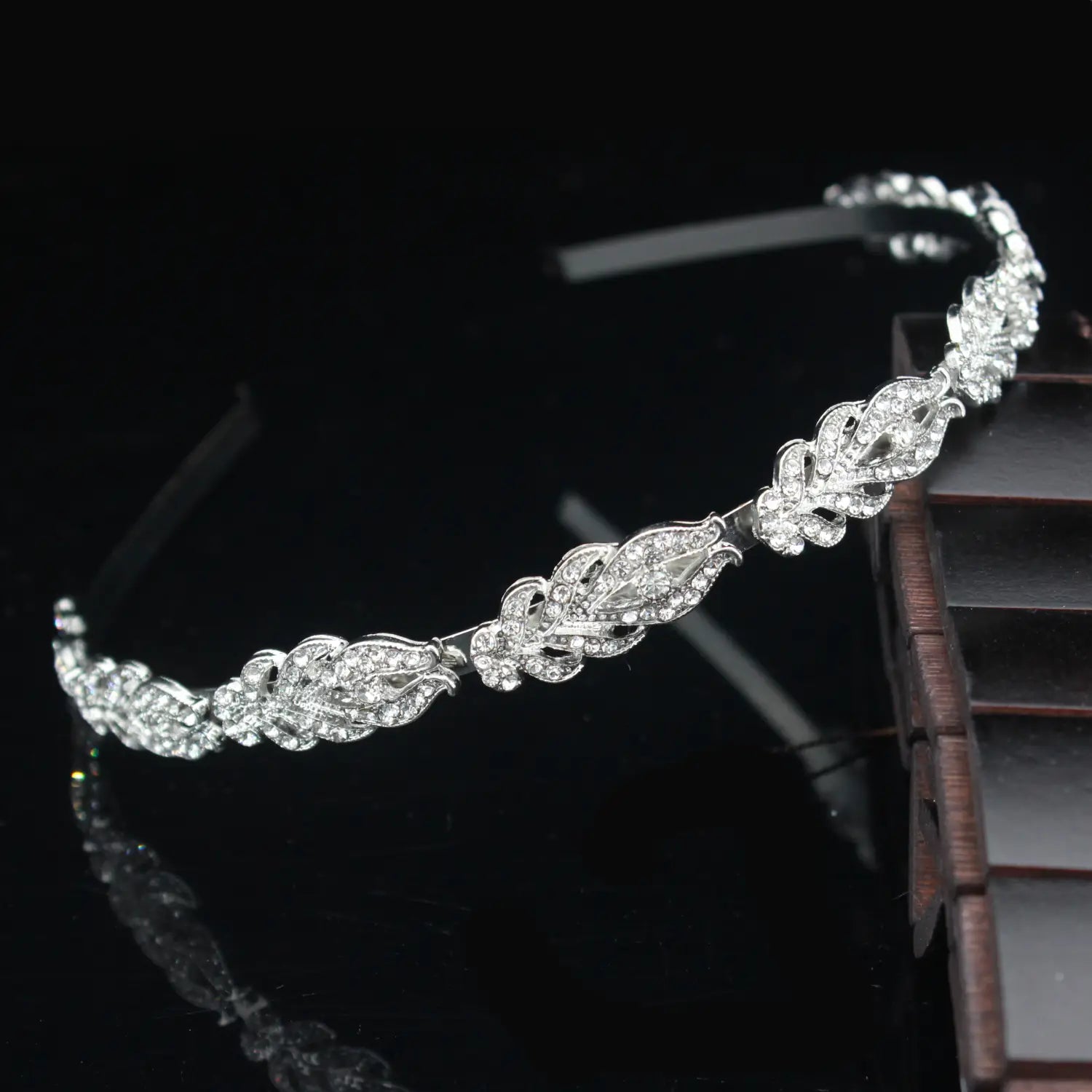 Diadema de boda floral con tiara de novia de cristal con un diseño plateado con patrón de hojas, adornada con pedrería brillante.