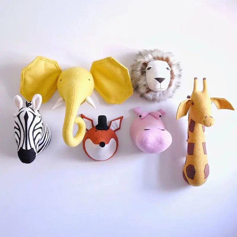 Eine gelbe Plüsch-3D-Cartoon-Tierkopf-Wanddekoration eines Elefanten mit sechseckigen Ohren und einem eingerollten Rüssel.