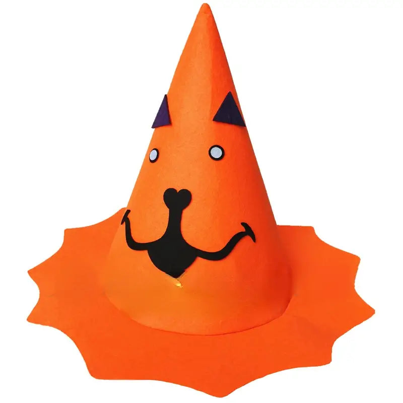 Oranger, kegelförmiger Halloween-Kürbishut für Kinder mit schwarzen, bestickten Gesichtszügen und lila dreieckigen Ohren, entworfen als Kostümzubehör.