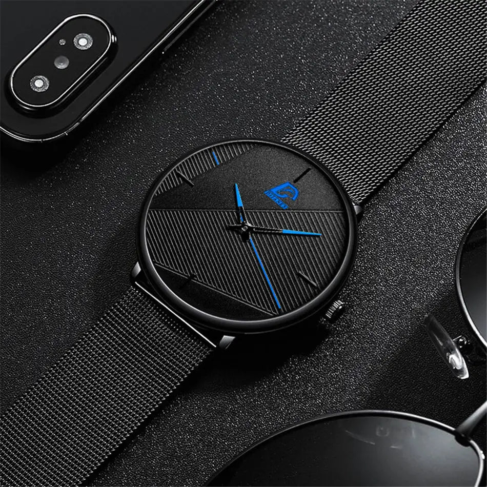 Minimalistische schwarze Quarzarmbanduhr für Herren mit einem eleganten schwarzen Zifferblatt mit blauen Zeigern, dezenter diagonaler Strukturierung und einem kleinen blauen Logo nahe der Position 12 Uhr.