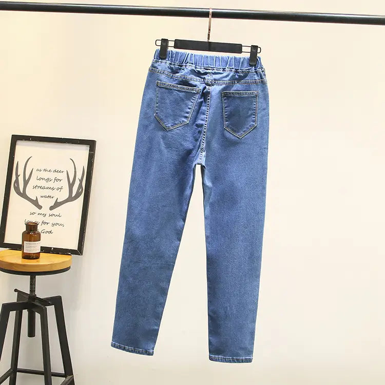 Face arrière de jeans en denim bleu clair extensible taille haute, avec un denim bleu clair délavé, une taille élastique et deux poches arrière