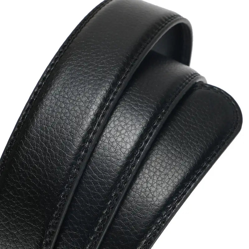 Ceinture pour homme en cuir noir avec boucle automatique de 3,5 cm, surface texturée et coutures précises le long des bords.