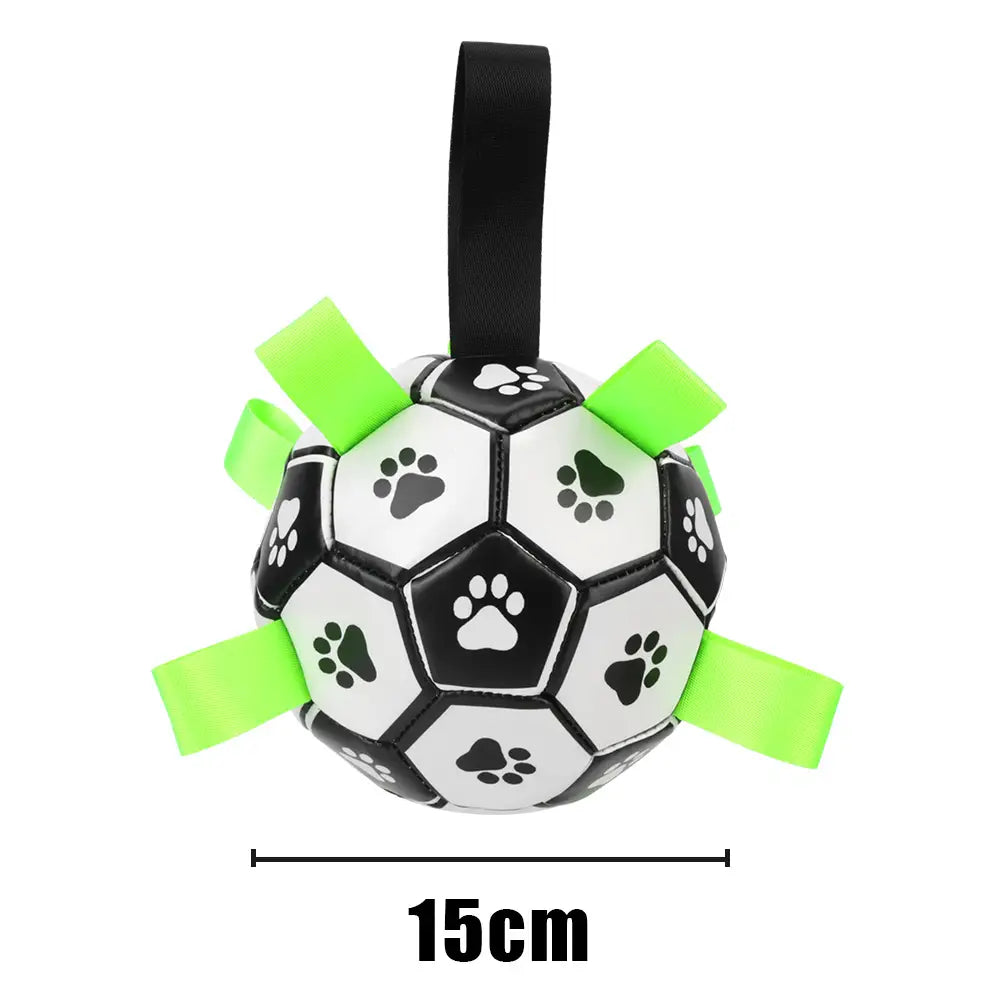 黒と白のPUレザーのつかみタブ付きインタラクティブな犬用サッカーボール。緑のリボンと肉球のデザインを特徴とし、顧客満足を高め、さらに不良品に関連する配送コストの問題を最小化するための黒いハンドルを備えています。