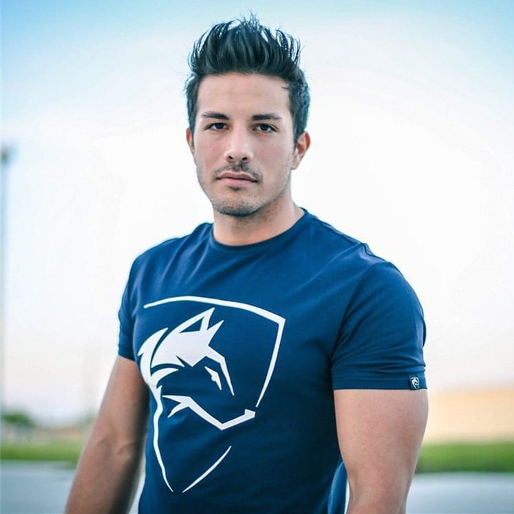 T-shirt d’entraînement gothique pour homme en coton bleu marine, avec une tête de cheval stylisée blanche à l’intérieur d’un motif de bouclier, pour le streetwear.