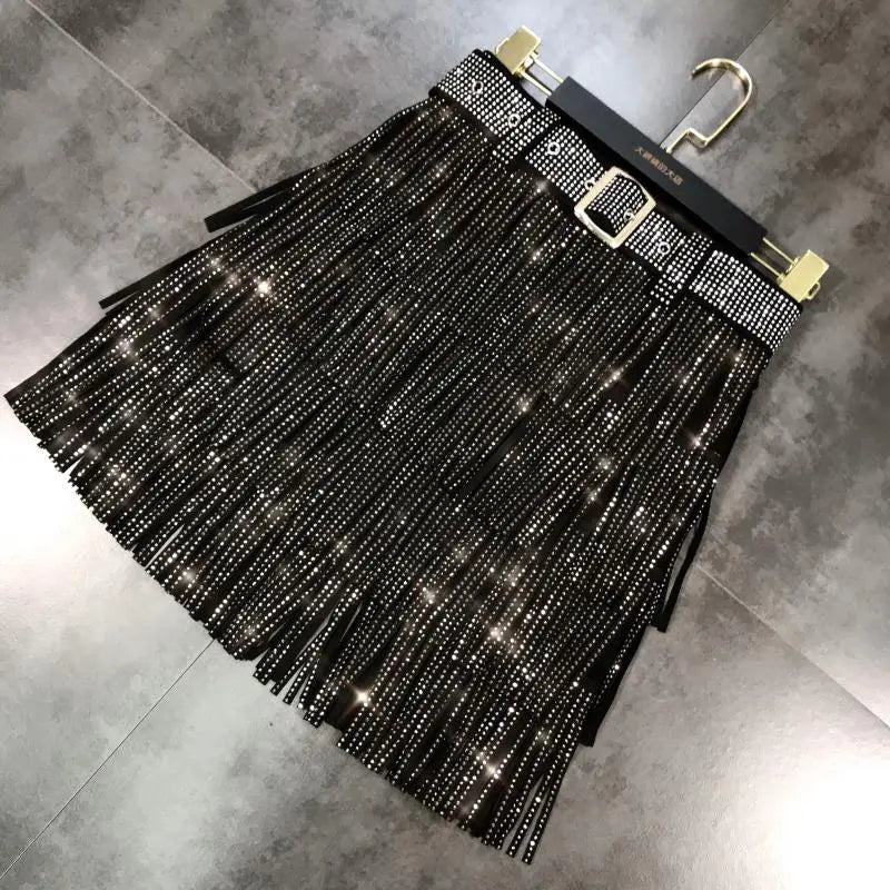 mini-jupe noire à franges en strass taille haute, réalisée dans un tissu à sequins, avec une ceinture assortie et des détails de franges