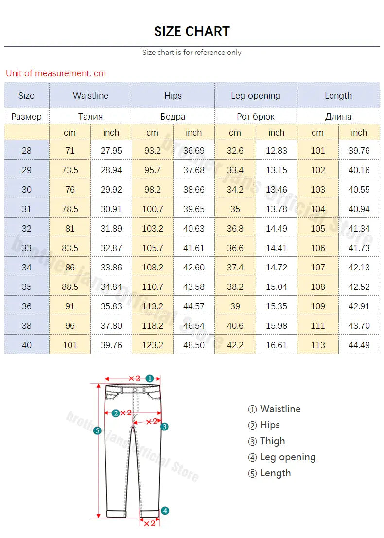Tableau des tailles pour hommes, coupe regular fit, jeans en denim stretch, indiquant les mesures de la taille, des hanches, de la cuisse, de l’ouverture de la jambe et de la longueur en centimètres et en pouces.