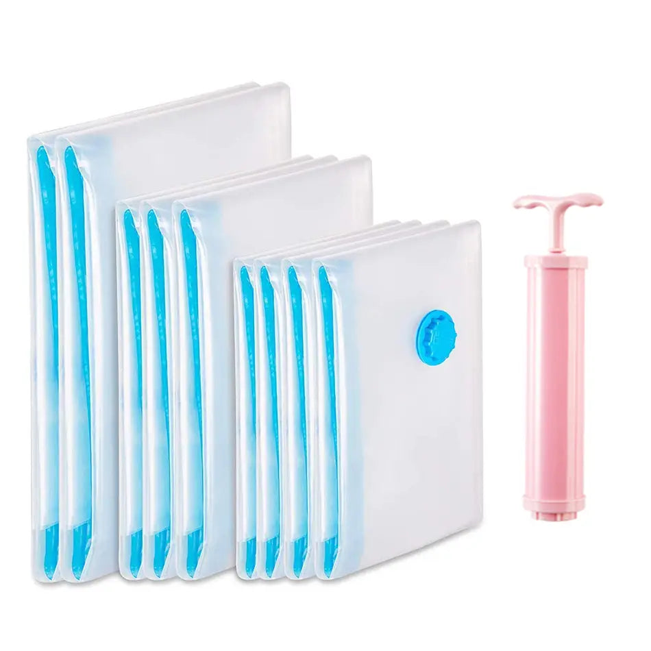 Lot de sacs de compression transparents avec poignées de zip bleues et pompe manuelle rose pour la mise sous vide du stockage de la literie et des vêtements.