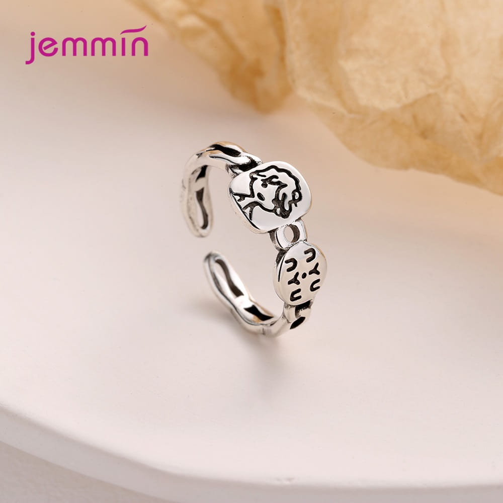 Bague réglable à motif facial en argent sterling Jemmin, en argent, avec deux breloques circulaires gravées, arborant un visage et un motif abstrait.