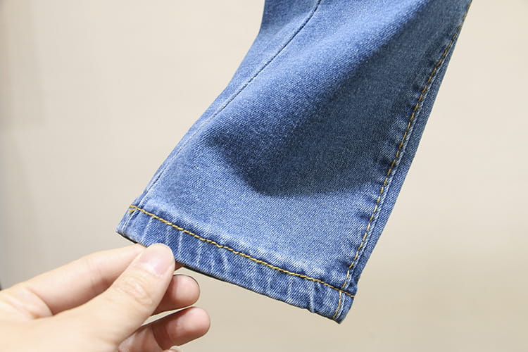 Manchette de jeans en denim bleu clair extensible taille haute avec surpiqûre jaune sur la matière en denim bleu